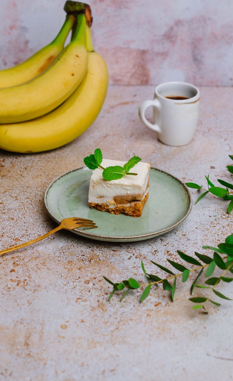 Proteinowy sernik banoffee na spodzie z solonych orzeszków ziemnych