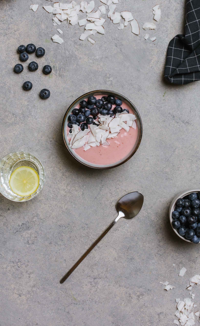 Różowy smoothie bowl z borówkami i plastrami kokosa
