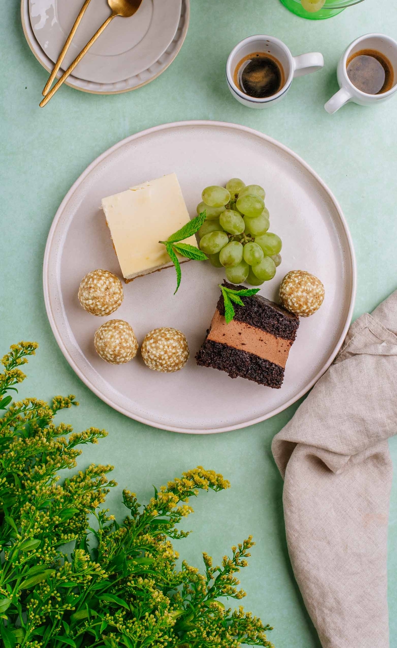 Mini box bez cukru: sernik na orzechowym spodzie, pistacjowo-proteinowe trufle z ekspandowanymi ziarnami, czekoladowe ciasto migdałowe bez cukru, winogrona