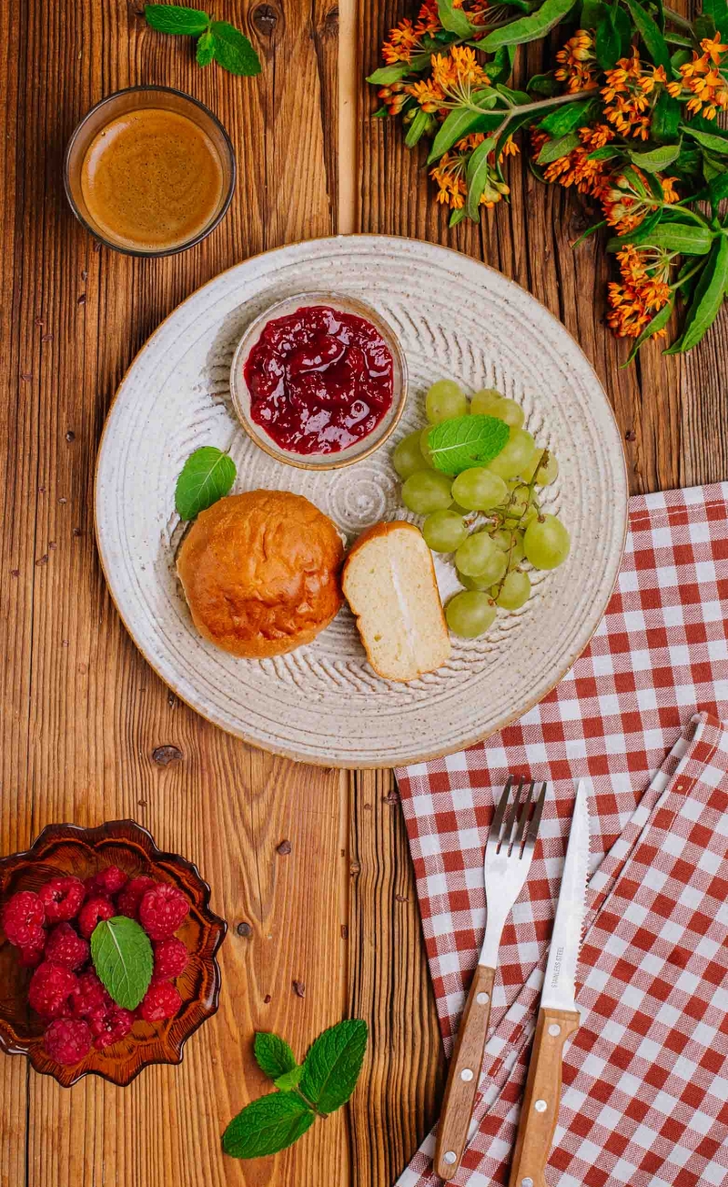 Sycylijski brioche, waniliowy krem z ricotty, konfitura malinowa, winogrona