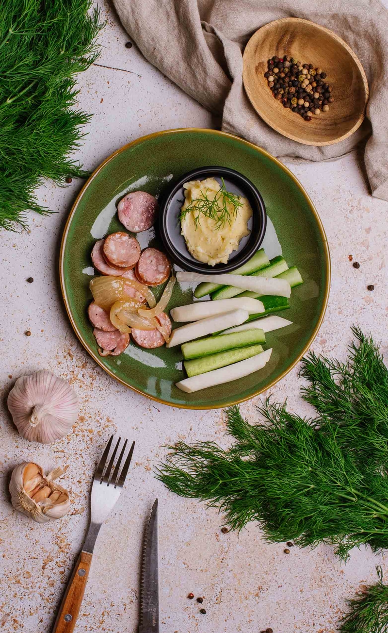 Keto kiełbaski smażone z warzywami, masełko czosnkowe
