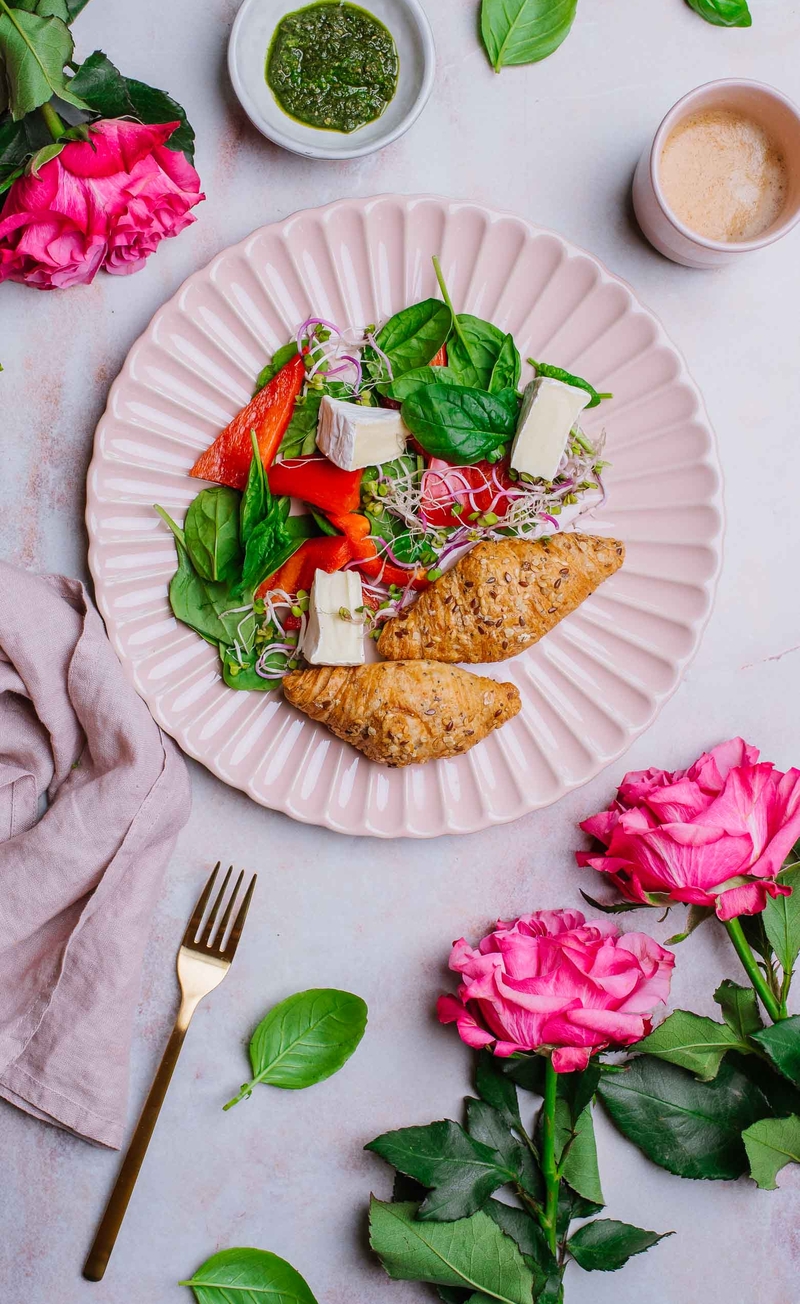 Francuskie śniadanie: Croissant z ziarnami, ser camembert, pesto bazyliowe, papryka ze szpinakiem