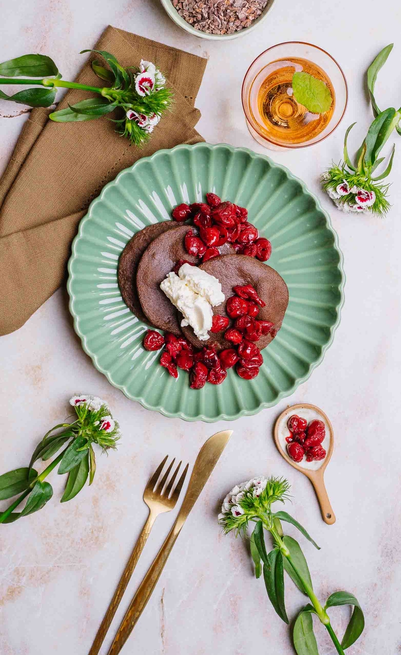Czekoladowe keto pancakes z dodatkiem sera śmietankowego, kremowe mascarpone, karmelizowane wiśnie