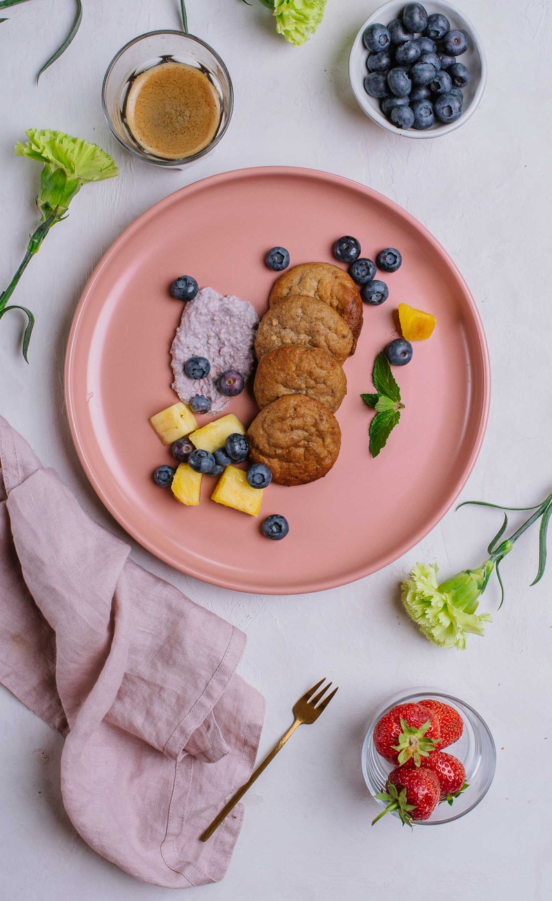 Wegańskie placuszki z tofu, truskawkowy serek z nerkowców, ananas, borówki