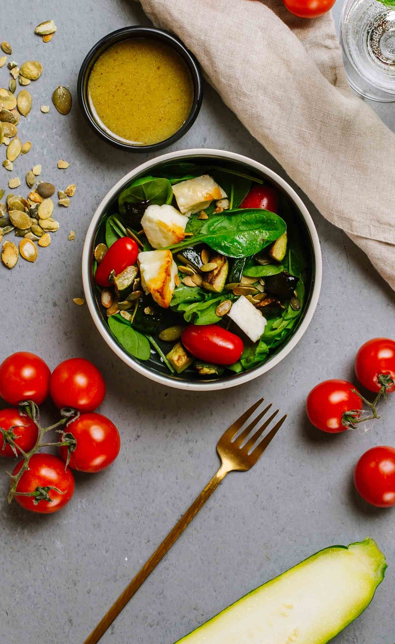 Keto sałatka z pieczonym serem halloumi, cukinią, pomidorkami, prażonymi nasionami, sos winegret