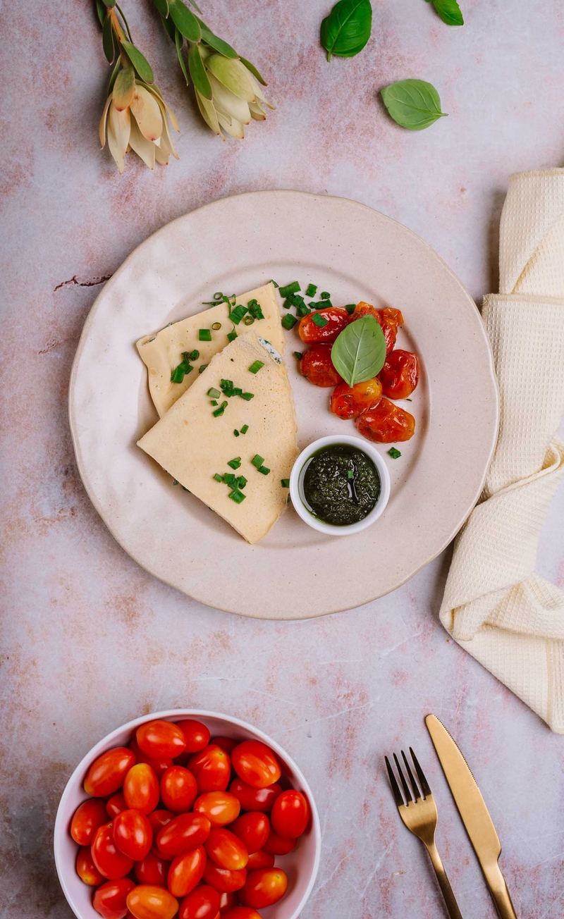 Omlet z ricottą, parmezanem i ziołami, pomidorki pieczone z pesto