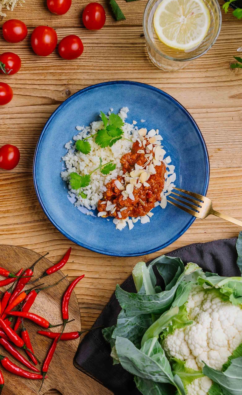 Keto chorizo chilli z płatkami migdałów, ryż z kalafiora