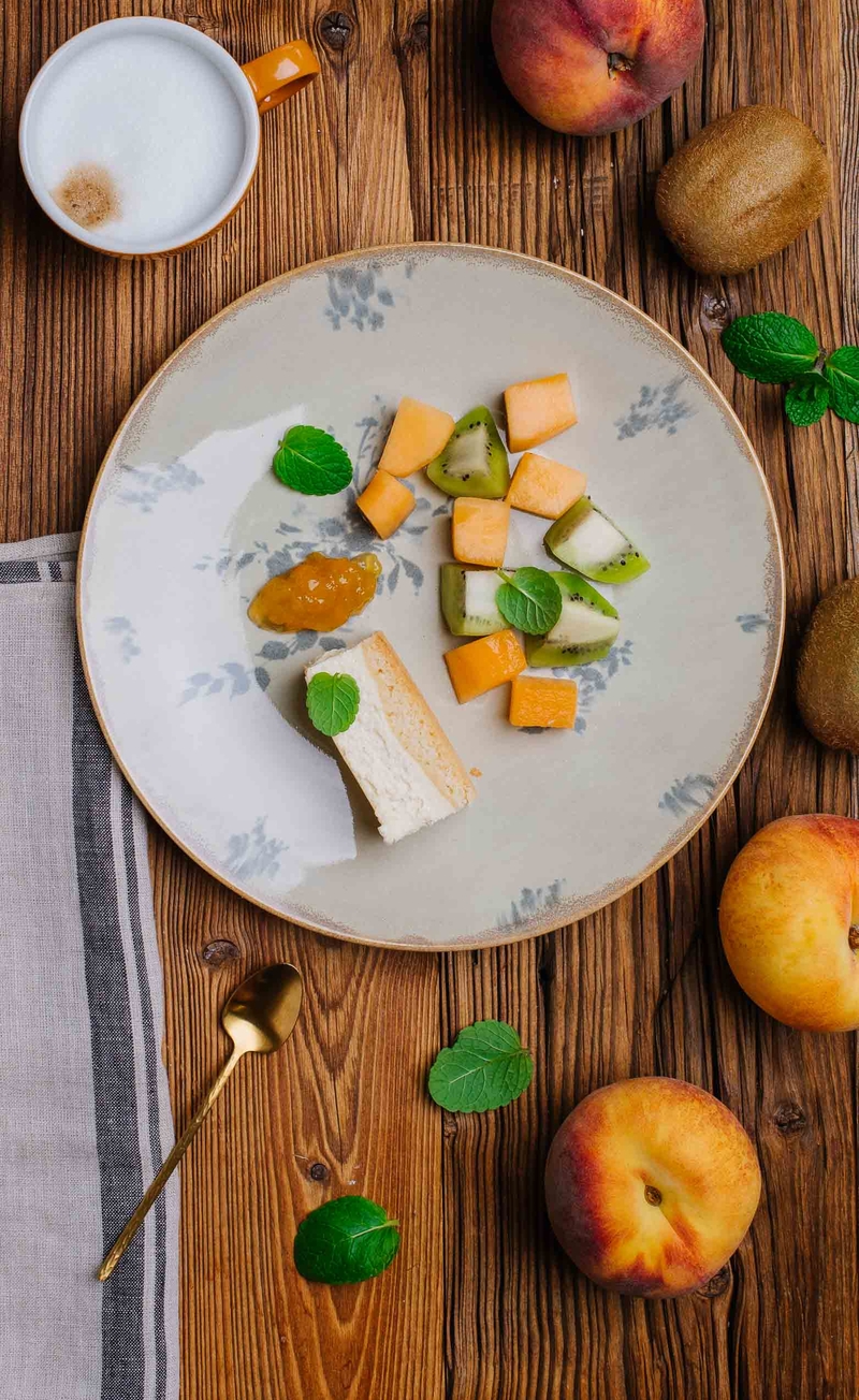 Włoska tarta waniliowa na kruchym spodzie, konfitura pomarańczowa, melon, kiwi