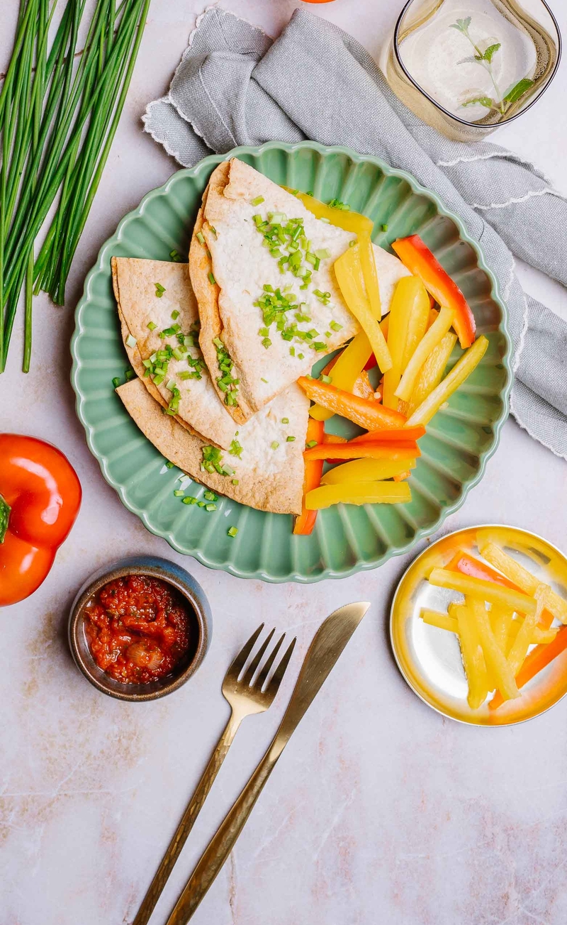 Śniadaniowa quesadilla z jajkiem, serem cheddar i szczypiorkiem, salsa fresca, słupki papryki