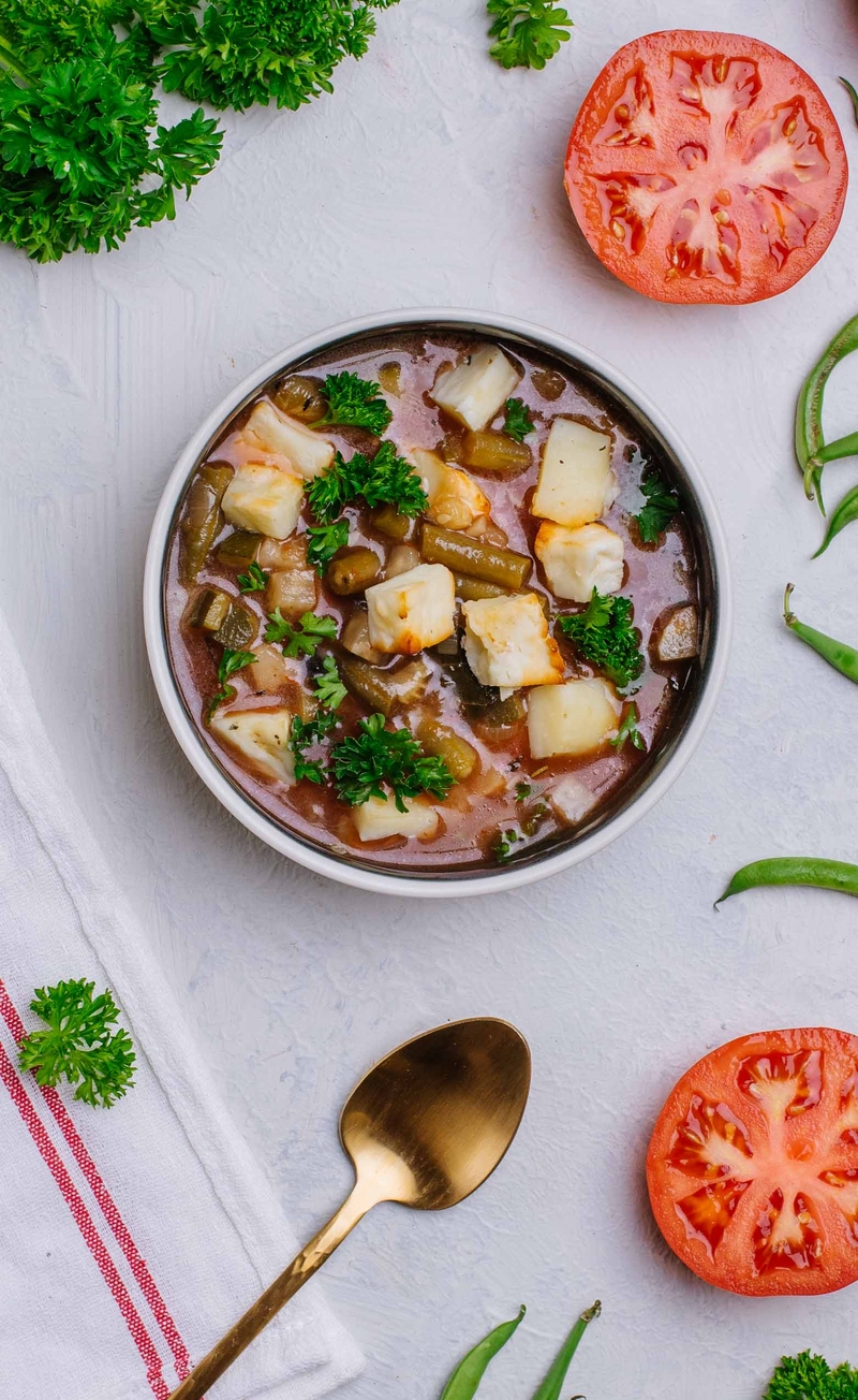 Keto minestrone z pomidorami, fasolką szparagową i halloumi