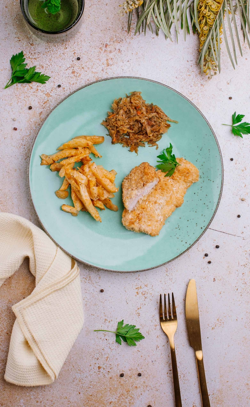 Keto kotlet schabowy, frytki z selera, zasmażana kapusta