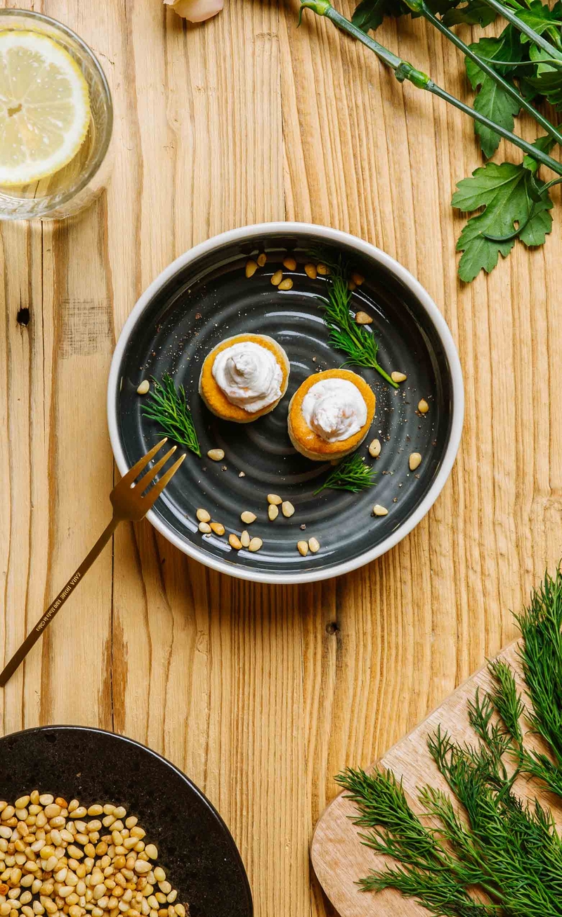 Francuskie tartaletki z creme fraiche i wędzonym łososiem