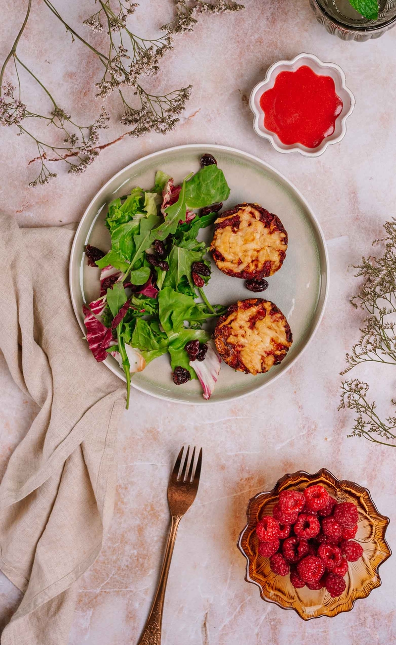 Podwójnie buraczany quiche z kozim serem, miks sałat z żurawiną, malinowy winegret