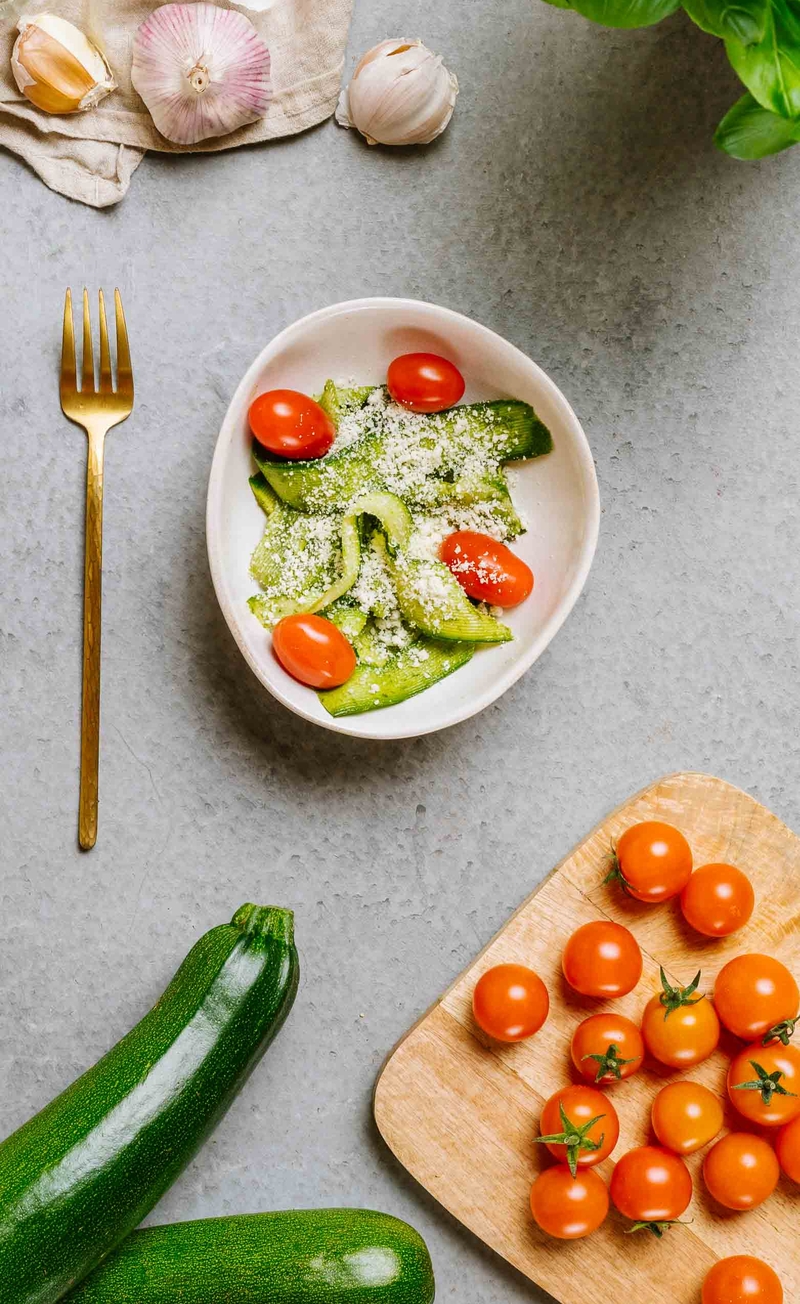 Keto makaron z cukinii z pesto bazyliowym i parmezanem, pomidorki