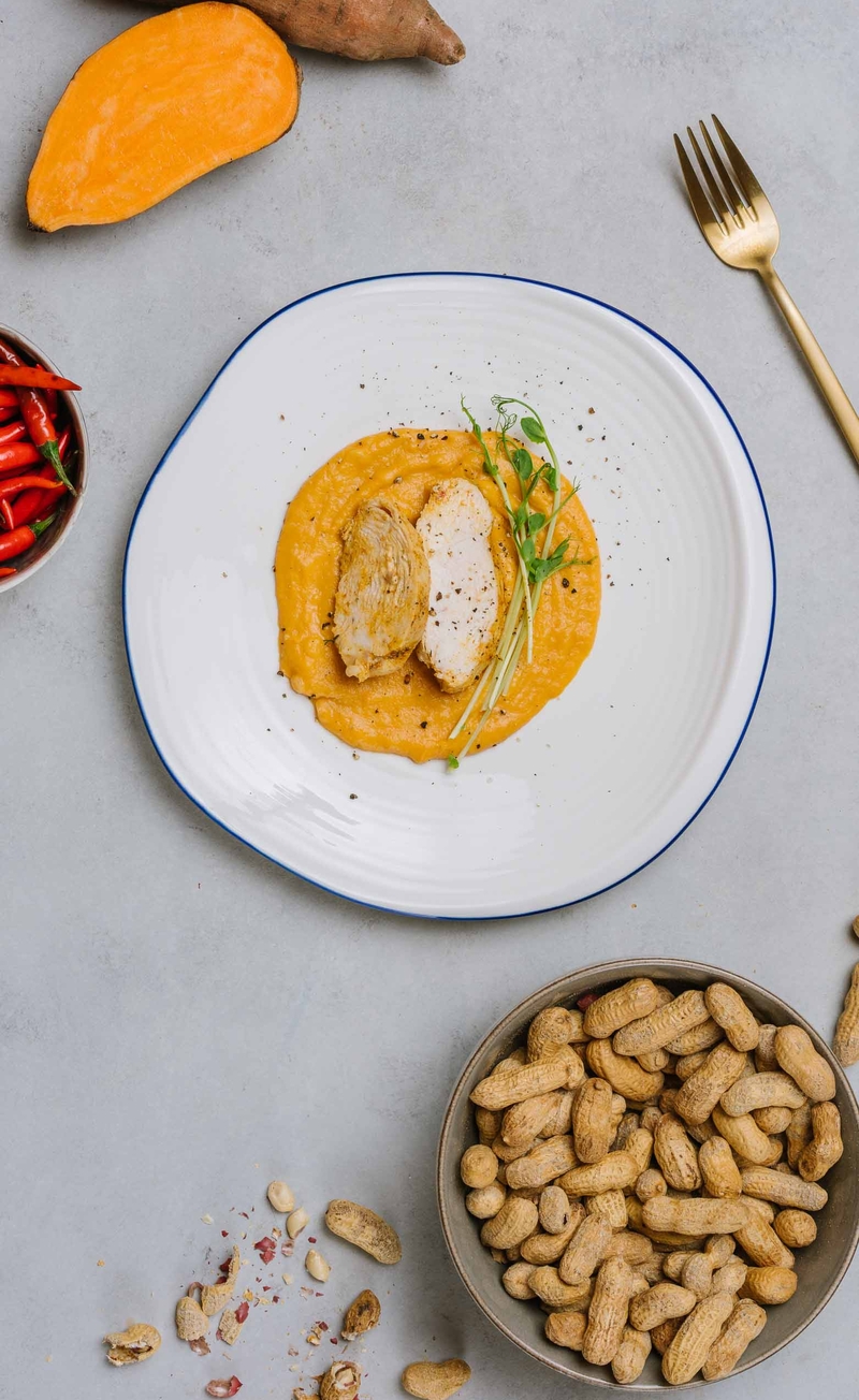 Kurczak chili na orzechowym puree z batatów