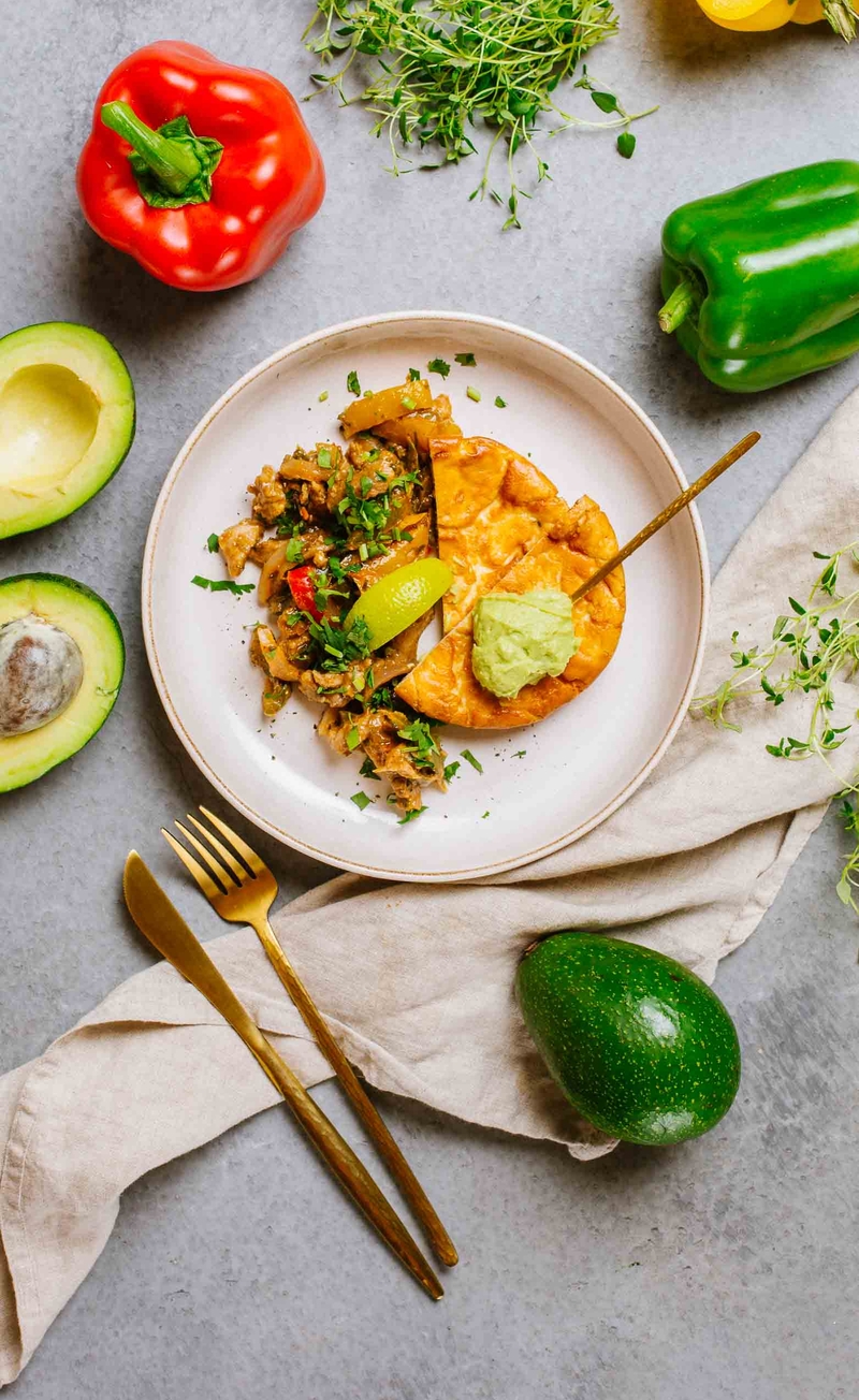 Keto fajitas wieprzowe z kolorowymi paprykami i kolendrą, guacamole, jajeczno-serowy keto placek