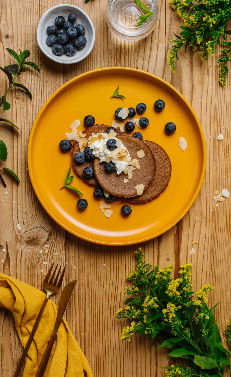 Keto mini omlety z kakao, bita śmietana, borówki