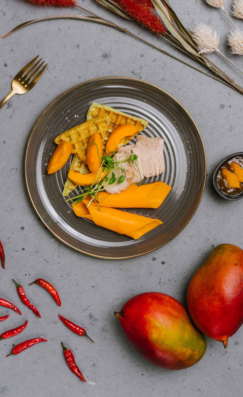 Gofry bazyliowe z plastrami indyka, serem mimolette i słodko-ostrym chutney z mango, morele