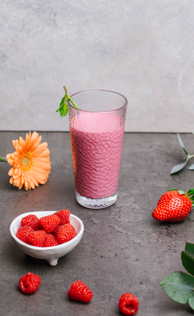 Koktajl: truskawka, malina, jagoda, jogurt naturalny