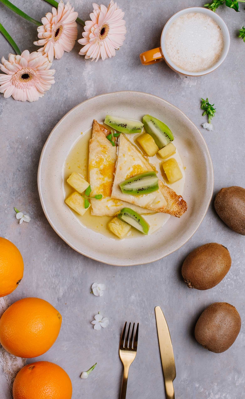 Crêpes Suzette z twarożkiem waniliowym i syropem pomarańczowym, ananas, kiwi
