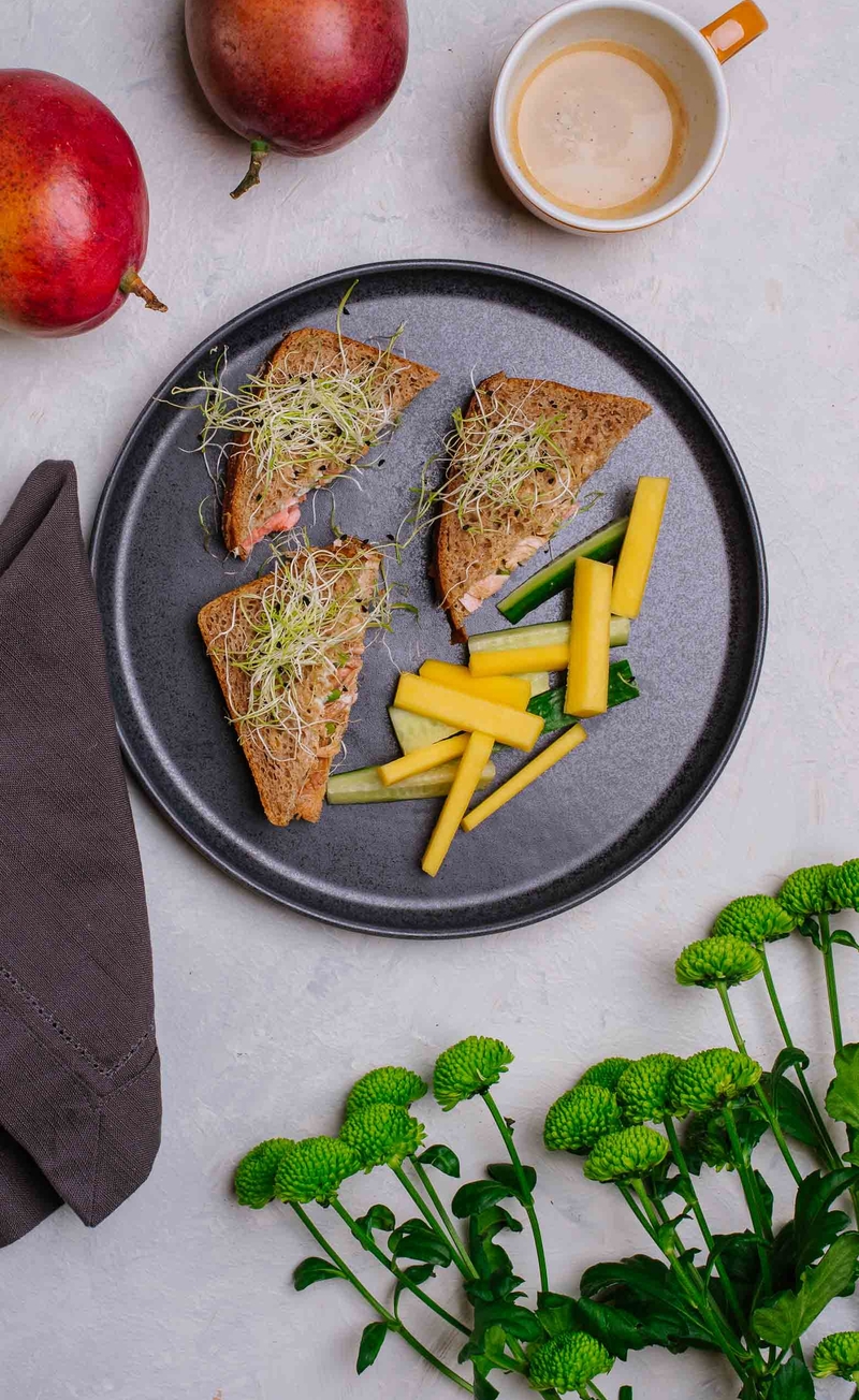 Zazjatyzowana kanapka z wasabi mayo, szarpanym indykiem, imbirem i szczypiorem, ogórek, mango, kiełki pora