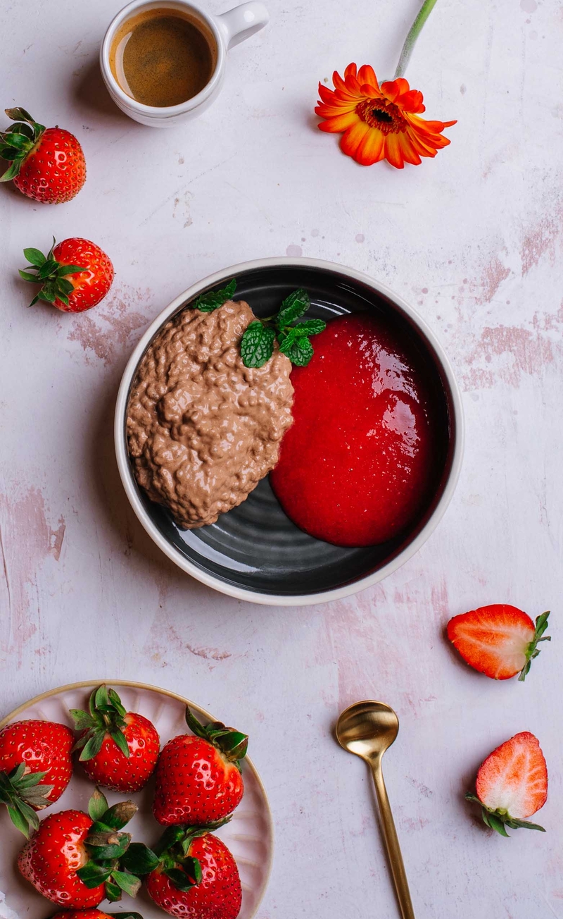Czekoladowy pudding, mus truskawkowy