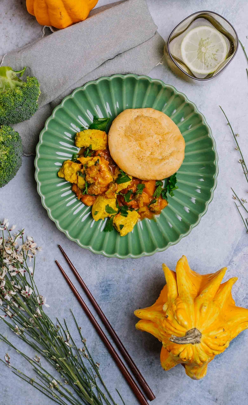 Marynowana pierś kurczaka w aromatycznym sosie curry madras, chlebek naan