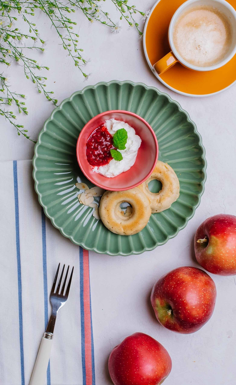 Fit donuty z jabłkami i konfiturą różano-malinową, twarożek waniliowy, płatki migdałów