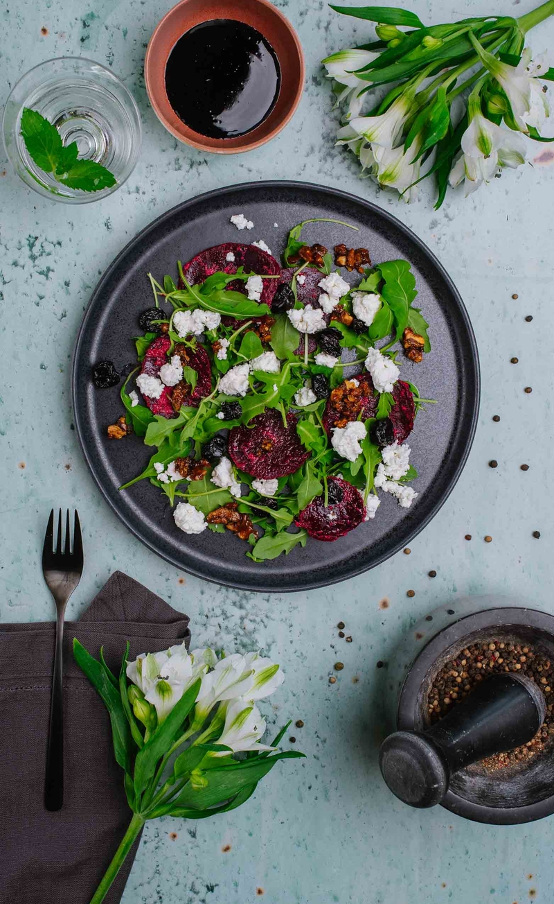 Carpaccio z buraka, rukola, ser kozi, karmelizowane orzechy i żurawina suszona, krem balsamiczny