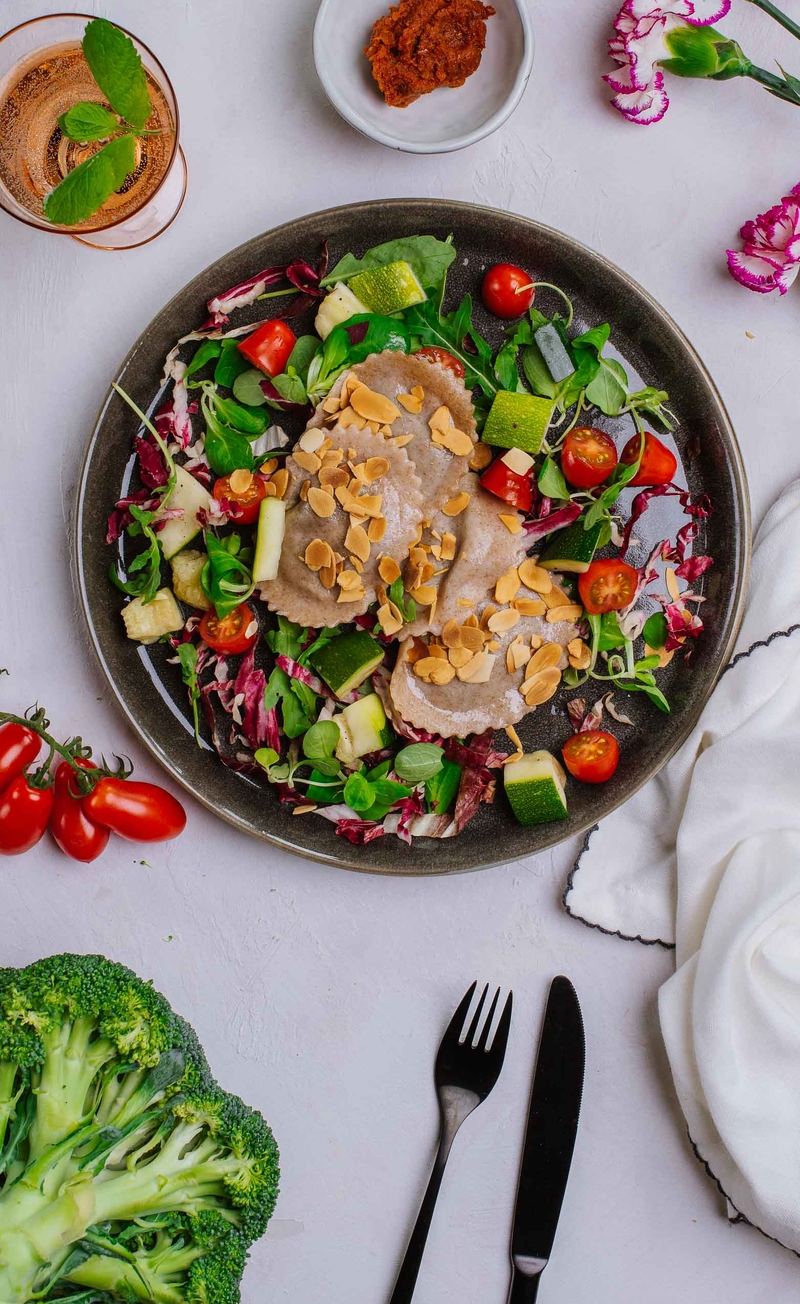 Włoskie pierożki z brokułem i prażonymi migdałami z pieczoną cukinią, pomidorkami i miksem sałat, pesto rosso