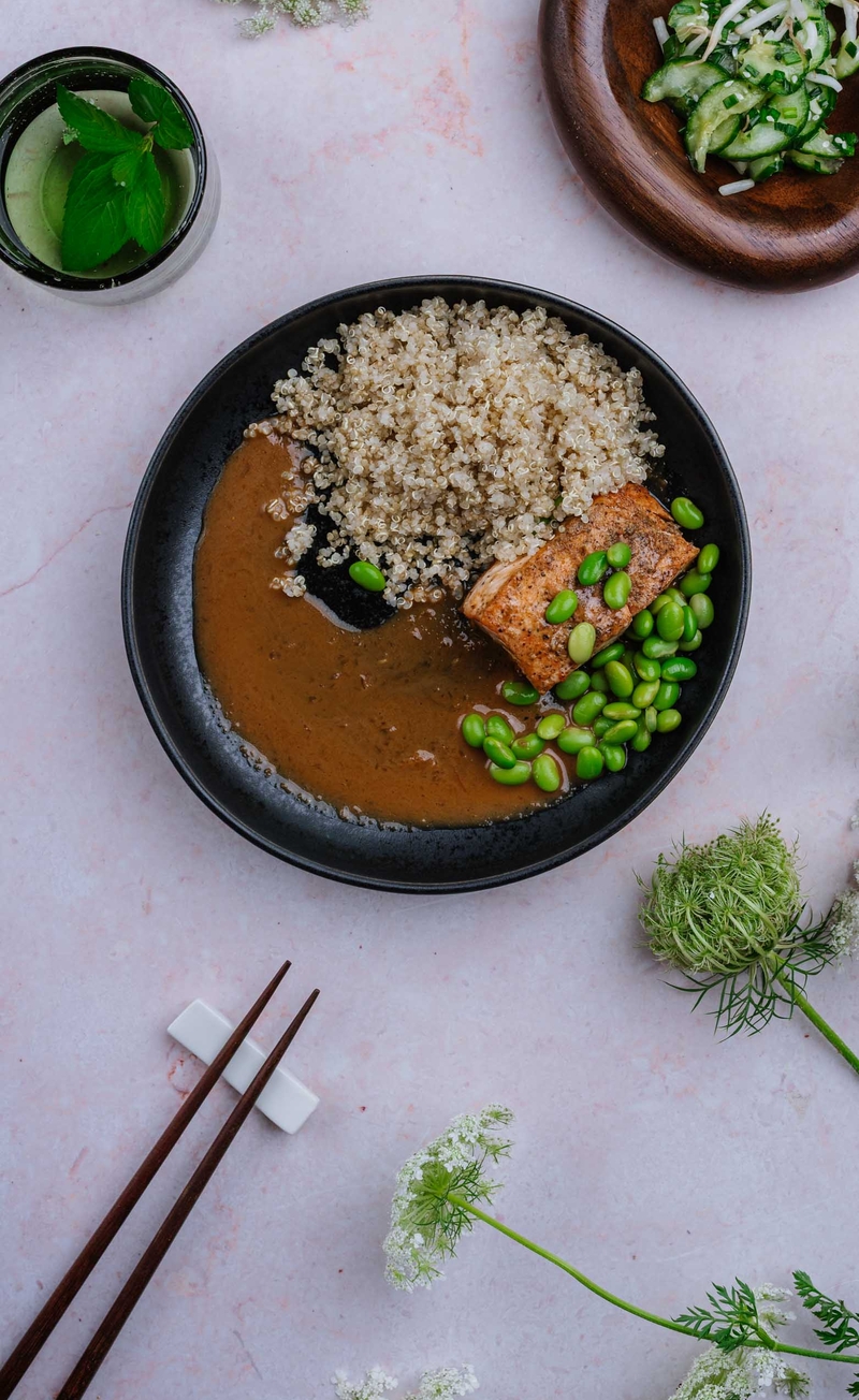 Łosoś teriyaki z fasolką edamame, komosa ryżowa, ogórki po azjatycku