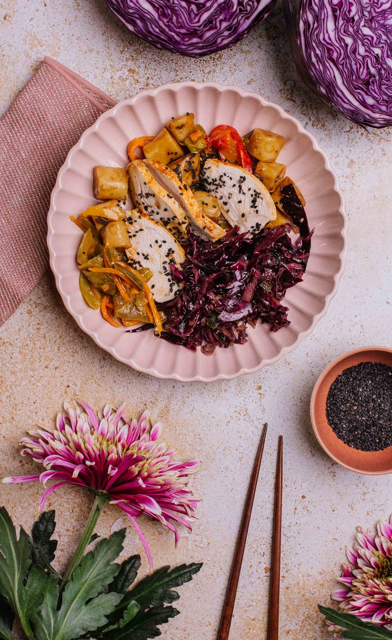 Azjatyckie kopytka z kurczakiem gochugaru i warzywnym stir fry, pikantna surówka z czerwonej kapusty