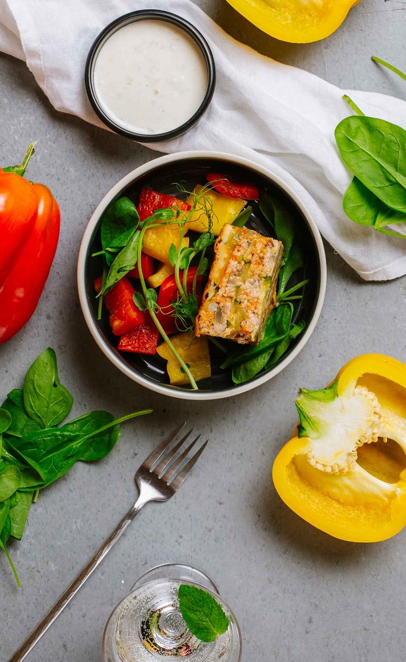 Keto zapiekanka z mięsem mielonym, pieczarkami, serem żółtym, papryka, sos serowy