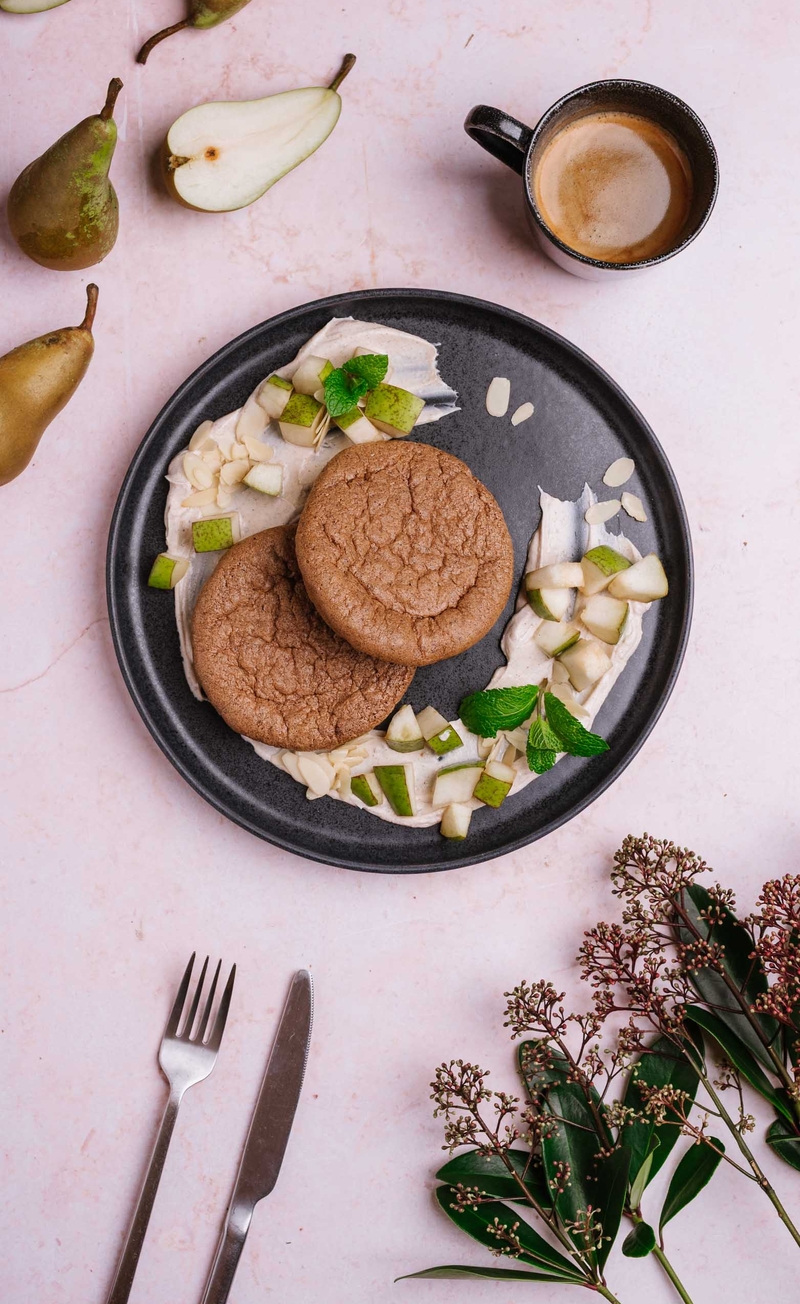 Biszkoptowe mini omleciki z kakao, piernikowy krem mascarpone, gruszka