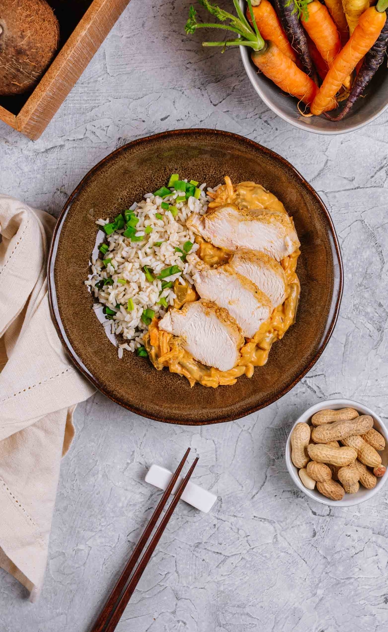 Panang curry z kurczakiem i fasolką szparagową, ryż brązowy