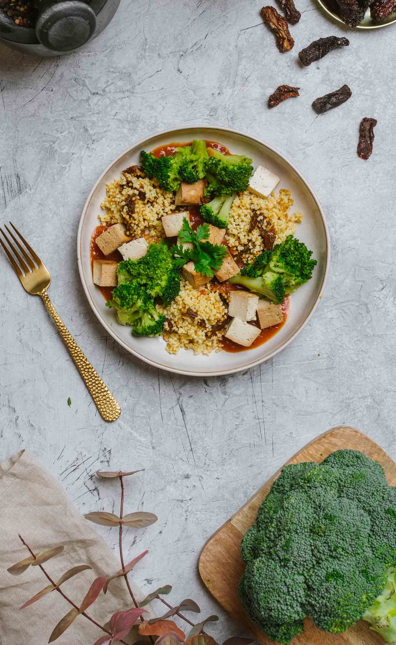 Tofu BBQ, kasza jaglana z suszonymi pomidorami, brokuły