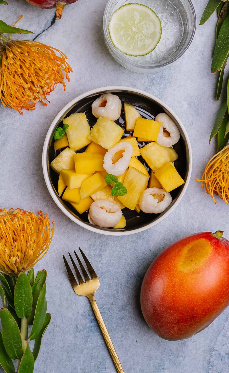 Egzotyczna sałatka owocowa: ananas, lychee, mango