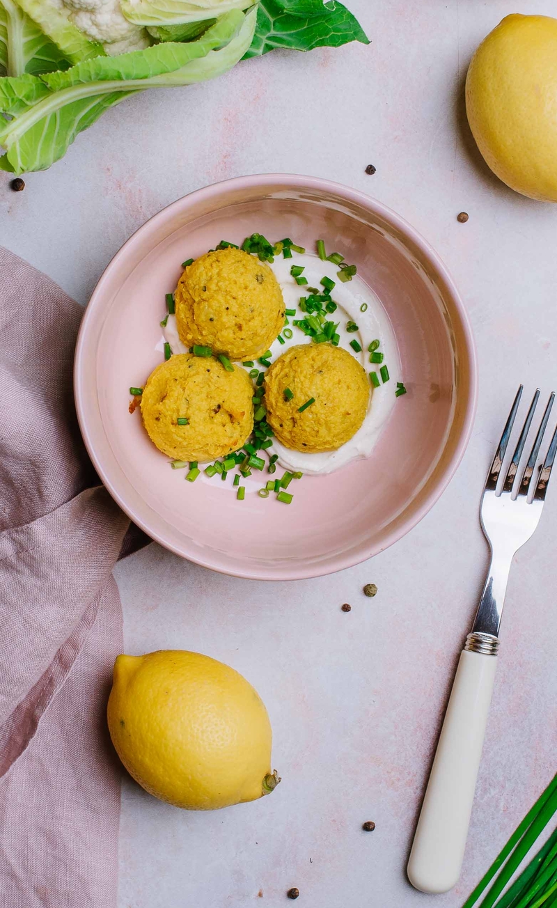 Kalafiorowe bites z kurkumą i pieprzem cayenne, serek z pastą tahini