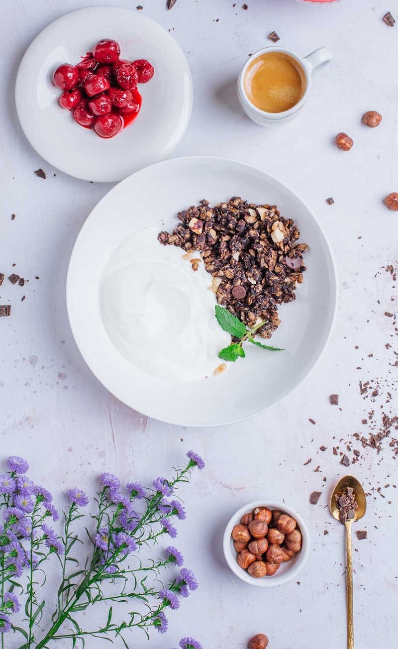 Podwójnie czekoladowa granola z orzechami laskowymi, jogurt śmietankowy, karmelizowane wiśnie