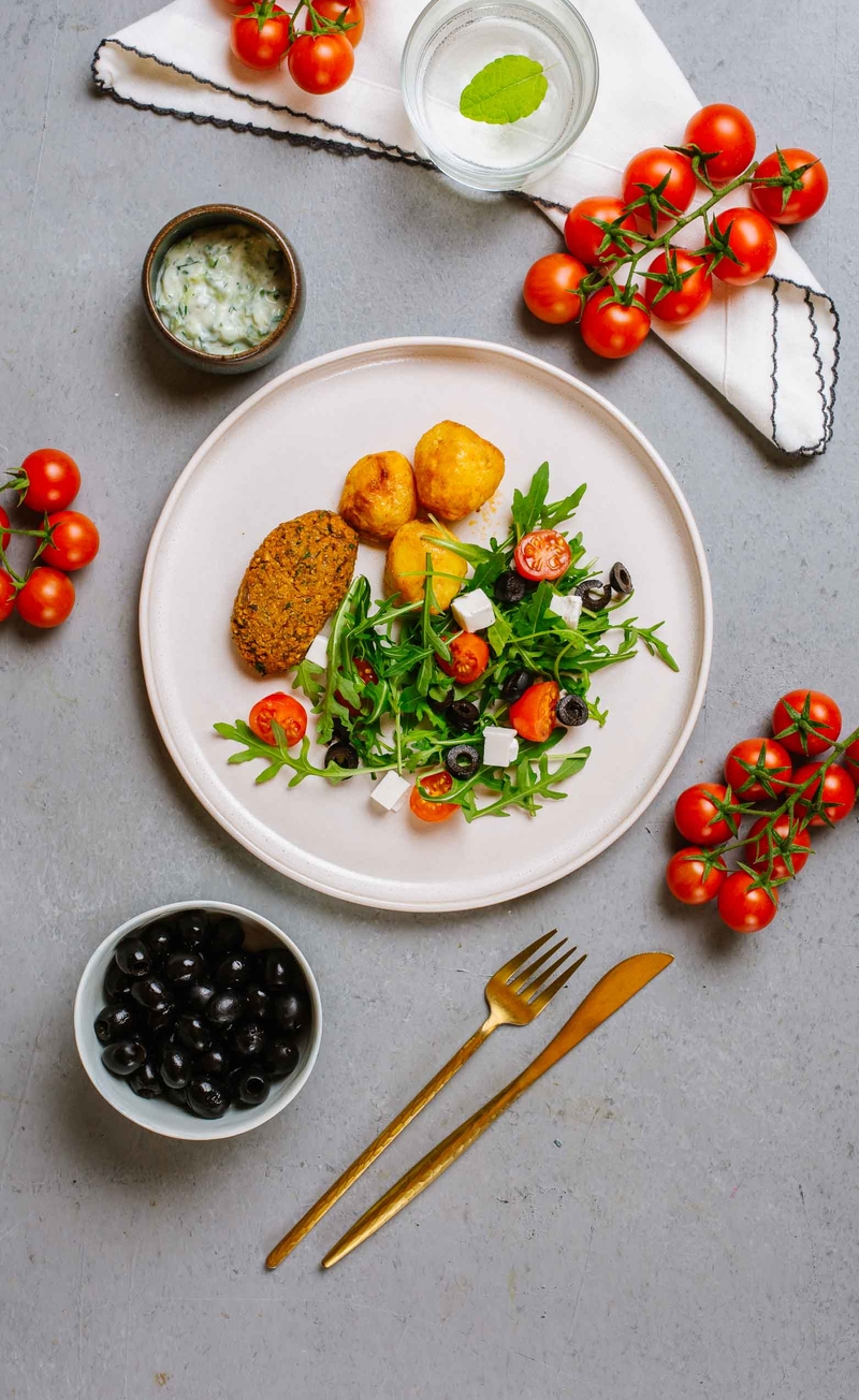 Greckie roślinne souvlaki z dipem tzatziki, pieczone ziemniaki, sałatka z wegańską fetą