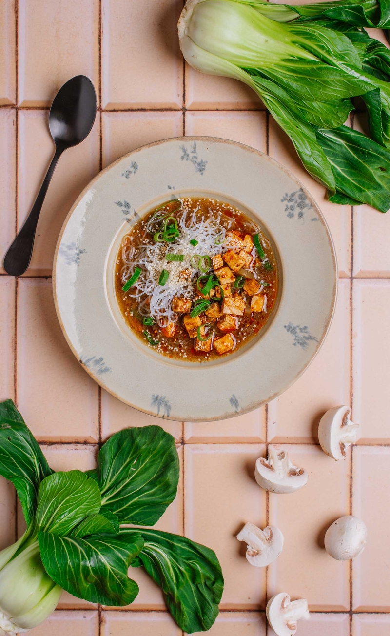 Azjatycka zupa na bazie tamari z pieczarkami, tofu, kapustą pak choi i makaronem ryżowym