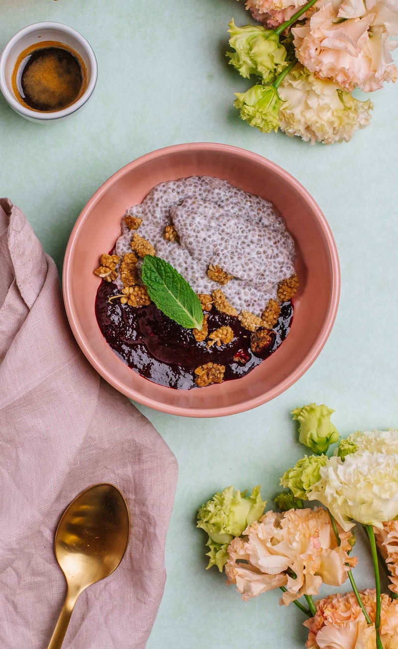 Pudding chia z morwą białą, mus z jagodą kamczacką