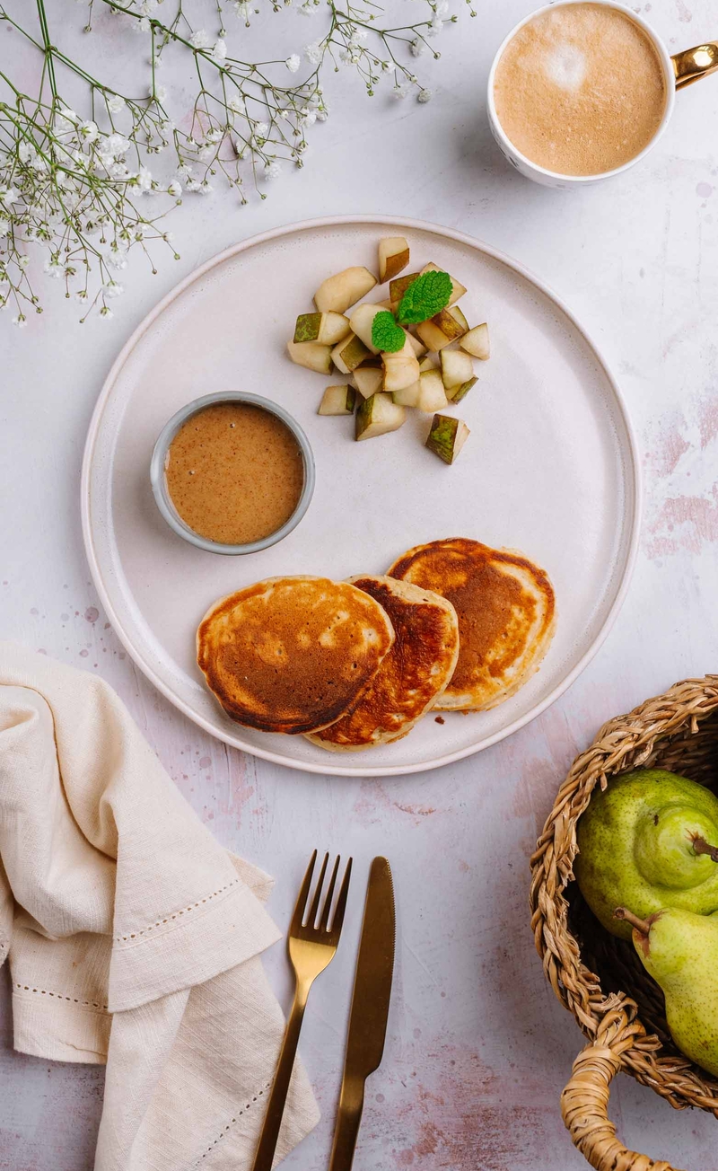 Proteinowe pancakes, wysokobiałkowy krem migdałowy, gruszka