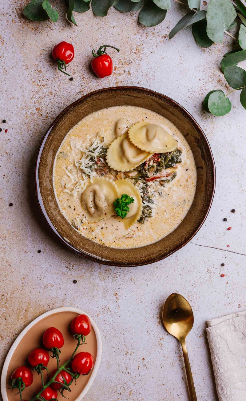 Zupa toskańska z tortellini z pomidorami i mozzarellą