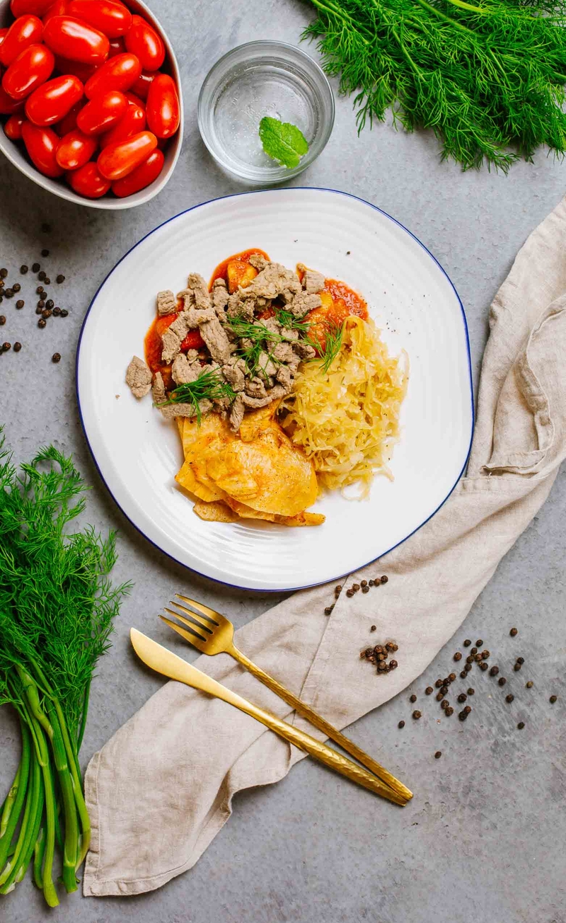 Keto gulasz węgierski z wieprzowiną, duszona kapusta kiszona, selerowe talarki