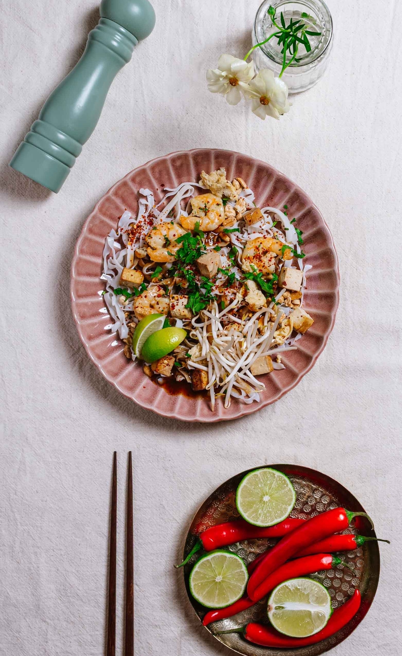 Pad Thai z krewetkami, kiełkami mung, limonką i chilli