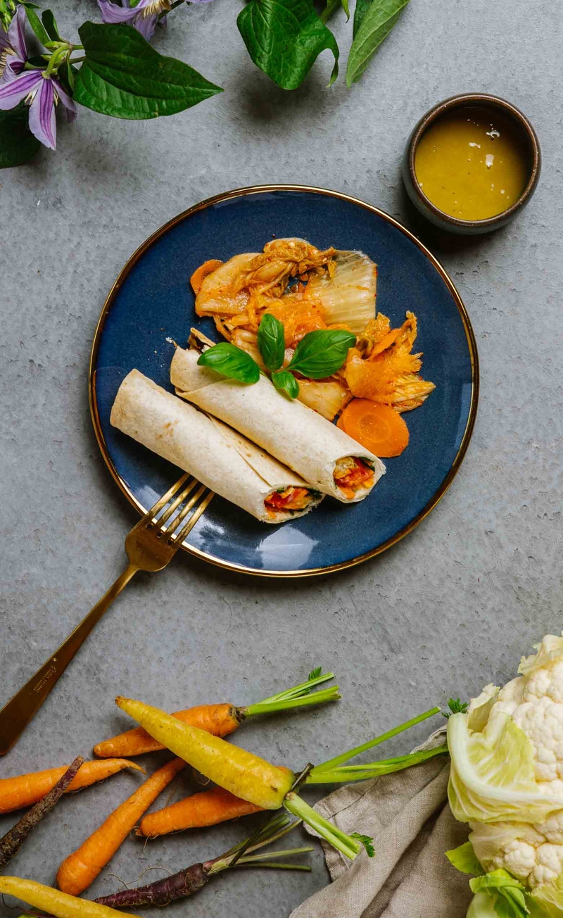 Wrap z nierybnymi paluszkami i marchewką julienne, sos na bazie ponzu, kimchi