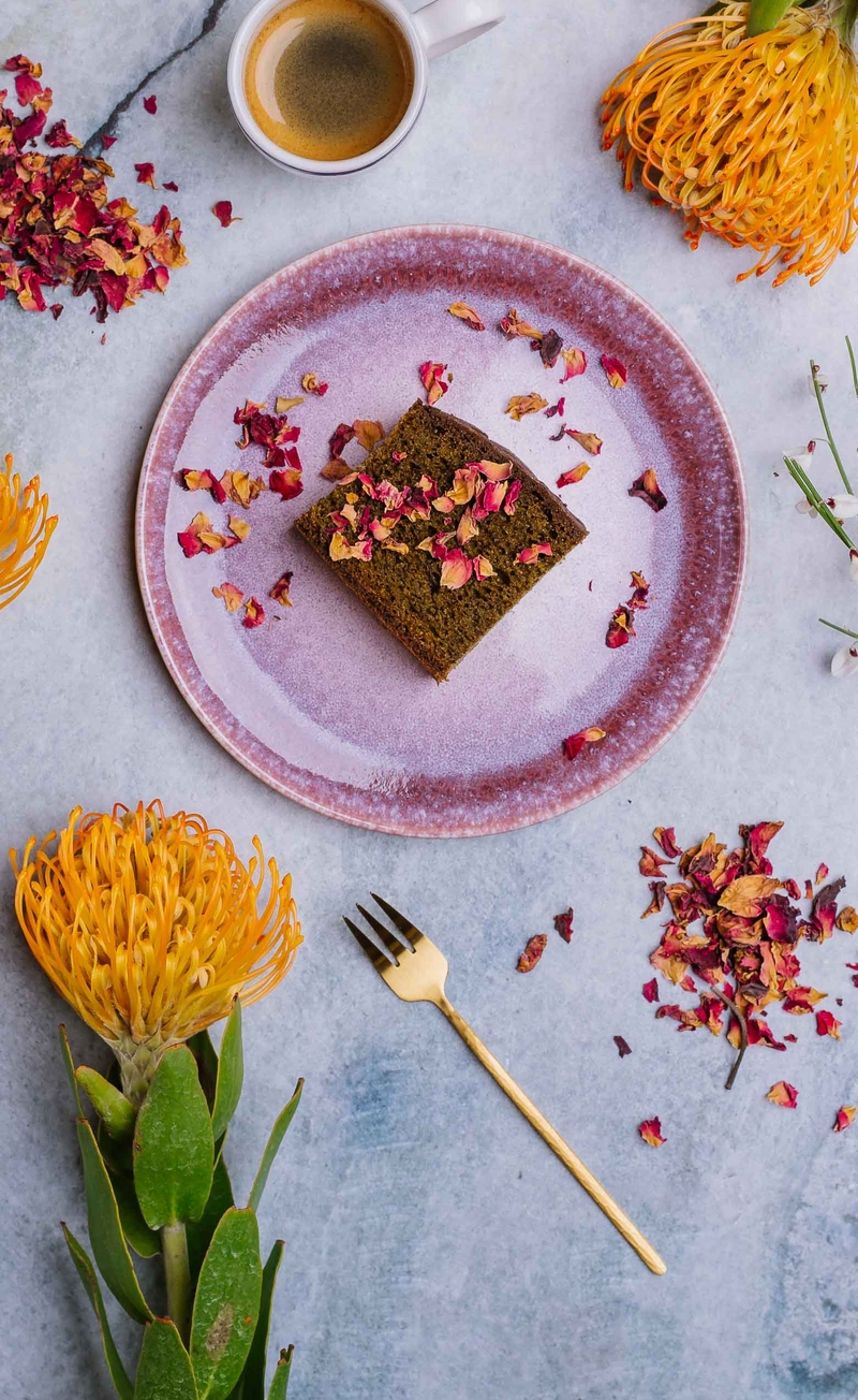Matcha blondie z płatkami róż
