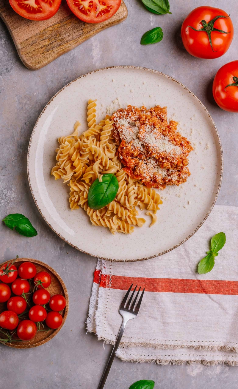 Makaron proteinowy z drobiowym sosem bolońskim i parmezanem