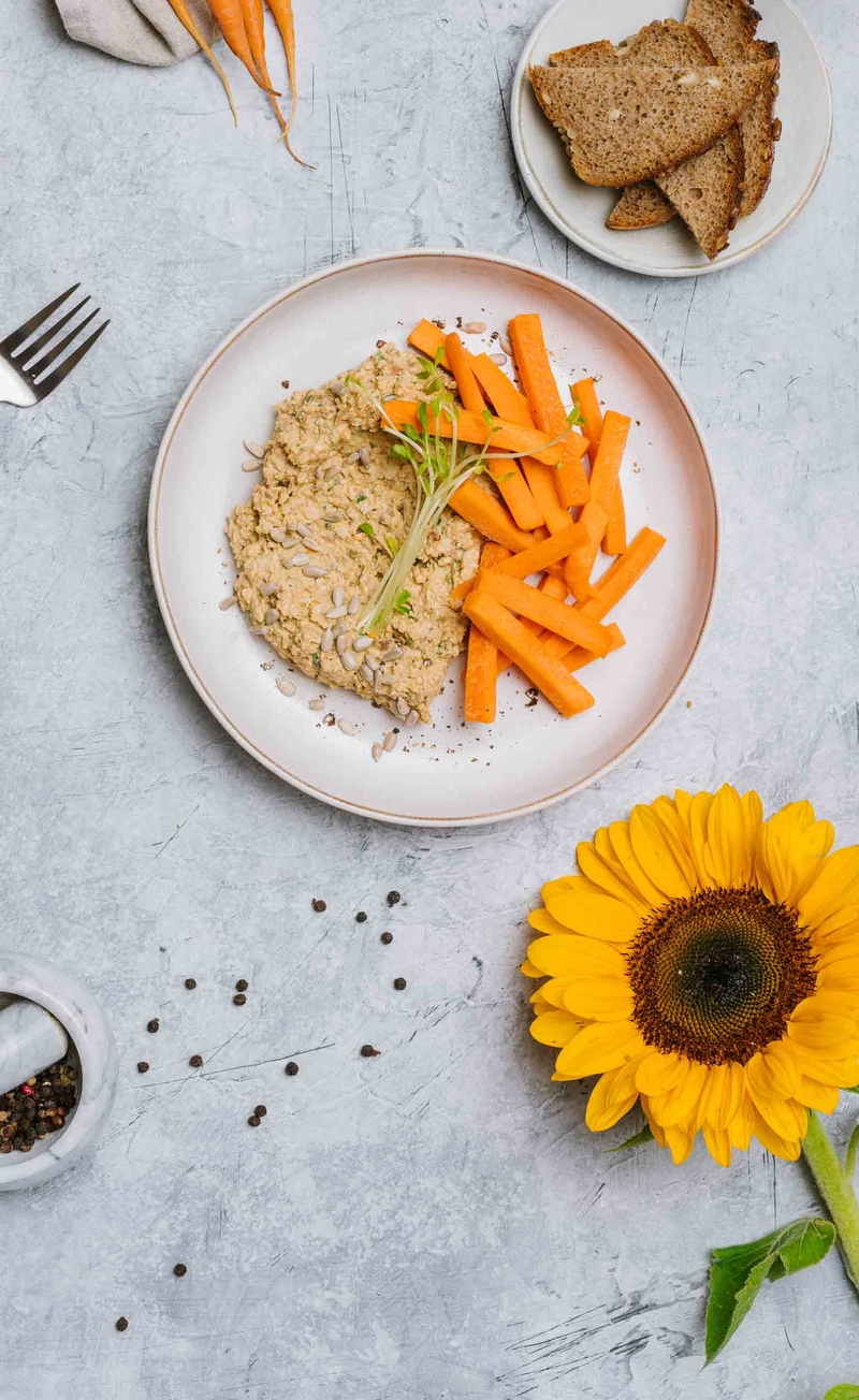 Pasta jajeczna z suszonymi pomidorami, chleb ze słonecznikiem, słupki marchewki